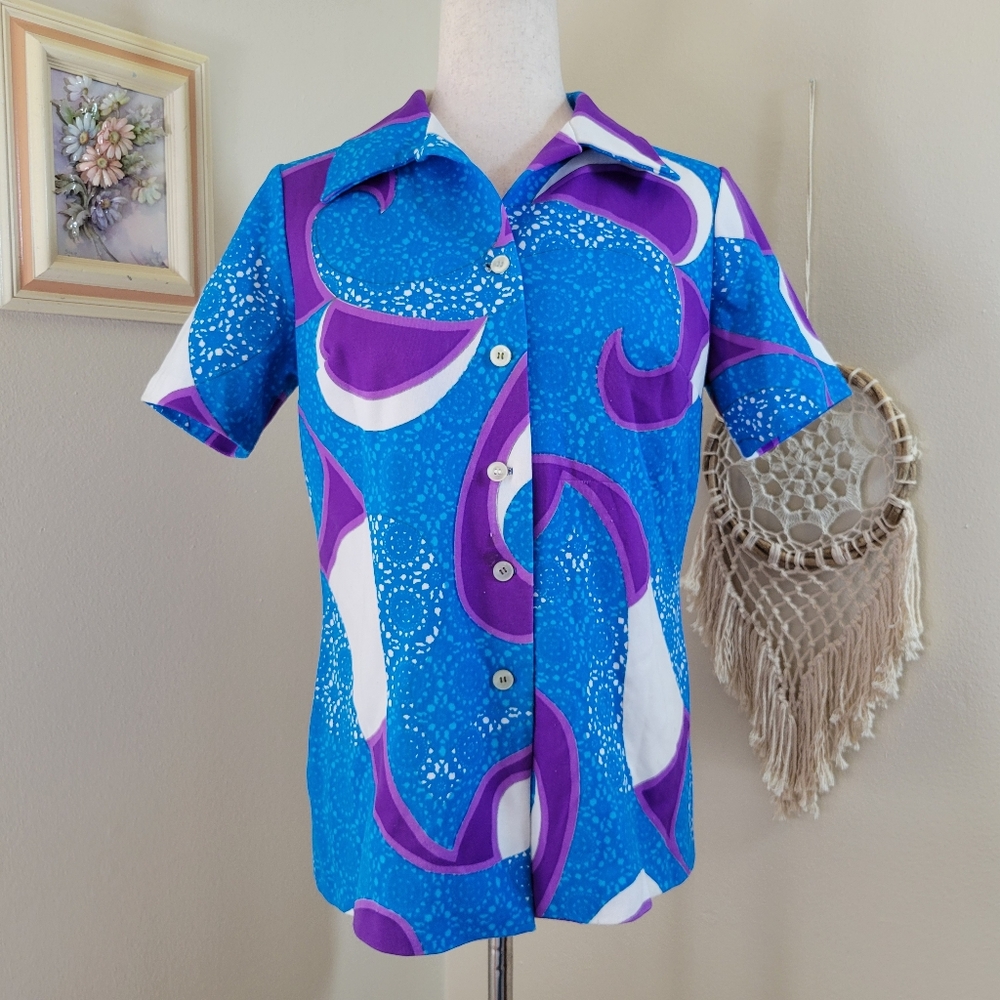 70s Vintage White Purple & Blue Funky Print Collared Button-Up